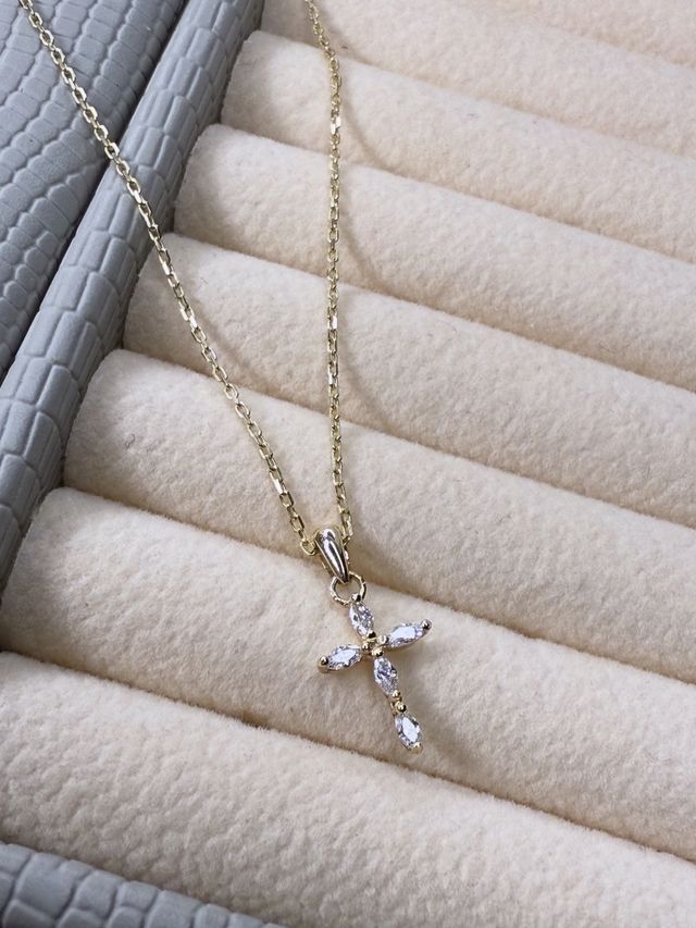 Cadena de oro 9k con colgante de cruz