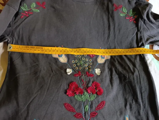 Camiseta Zara Kids bordada flores