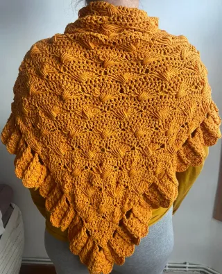 Mantón o toquilla tejido mostaza