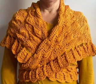 Mantón o toquilla tejido mostaza