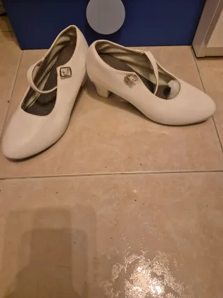 Zapatos pintados de blanco de tacón con tira