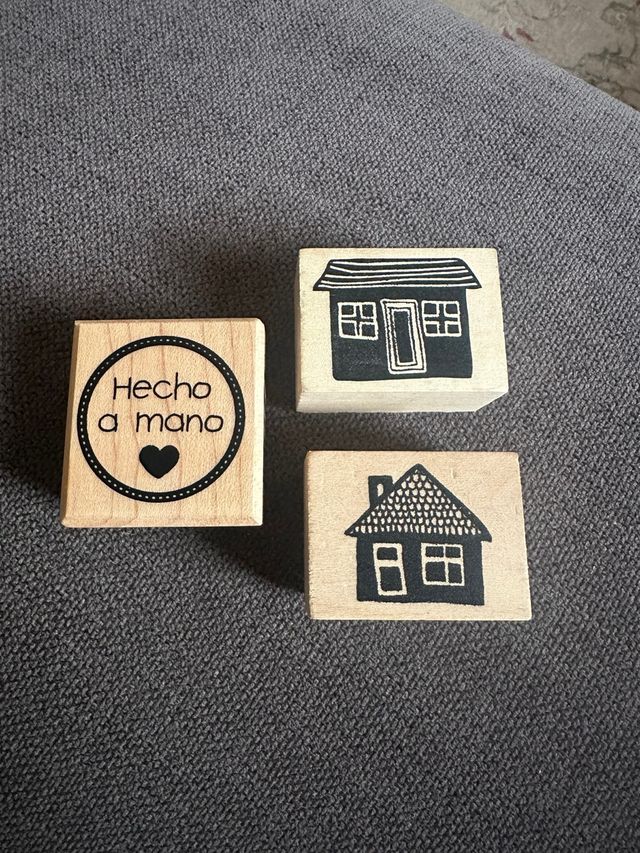 Sellos de madera y goma marrón.