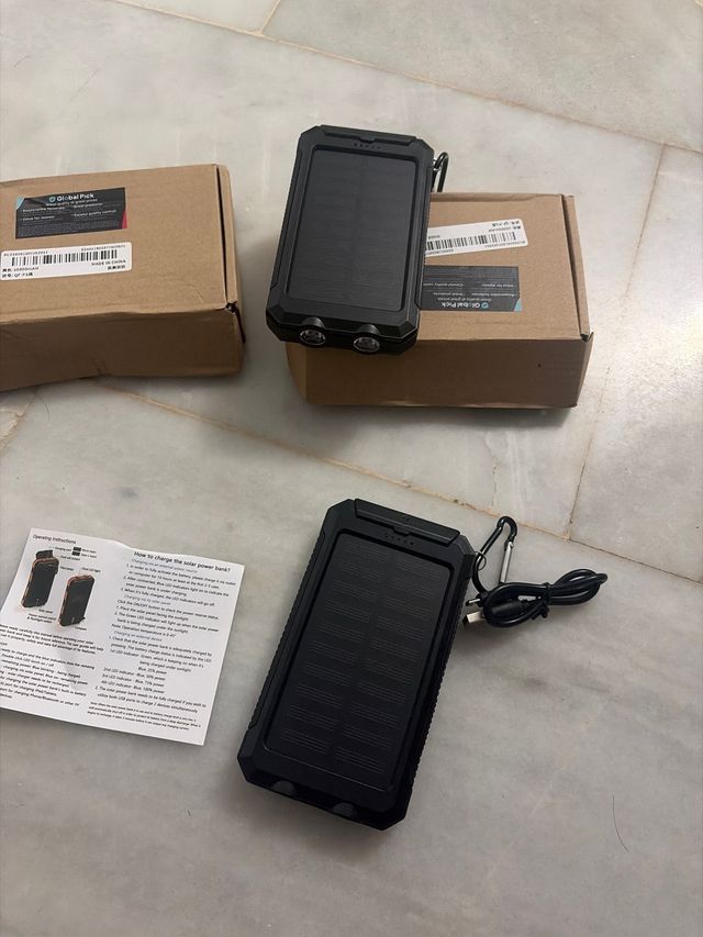 Powerbank solare 10000mAh nera con torcia