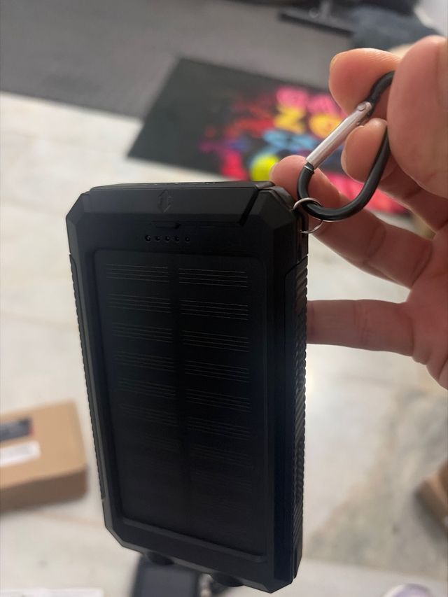 Powerbank solare 10000mAh nera con torcia
