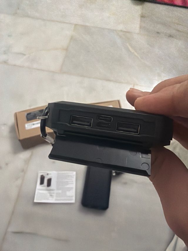 Powerbank solare 10000mAh nera con torcia