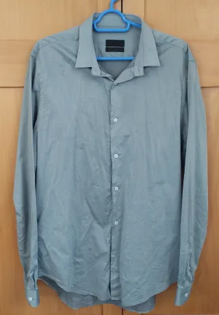 Camisa gris fina con brillos plateados