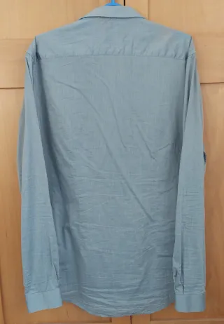 Camisa gris fina con brillos plateados