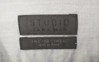 Camisa gris fina con brillos plateados