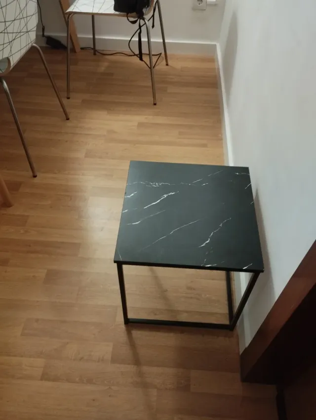 Mesita auxiliar moderna efecto mármol negro