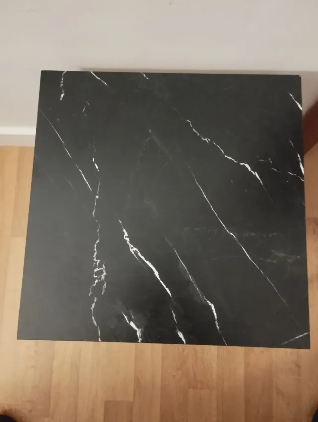 Mesita auxiliar moderna efecto mármol negro