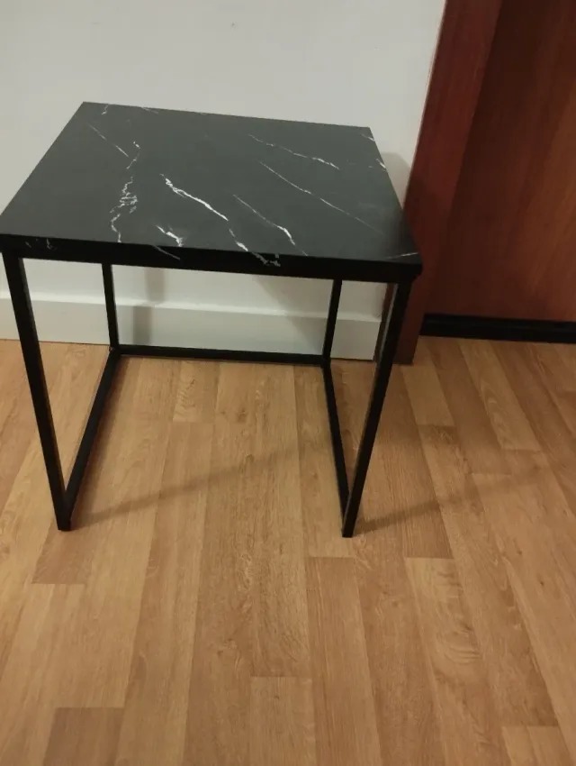 Mesita auxiliar moderna efecto mármol negro