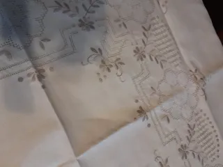Tovaglietta ricamata a mano