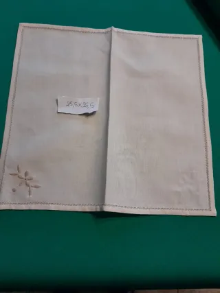 Tovaglietta ricamata a mano