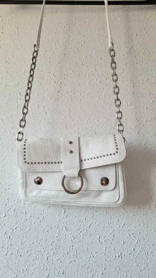 Bolso cartera polipiel blanco con tachuelas