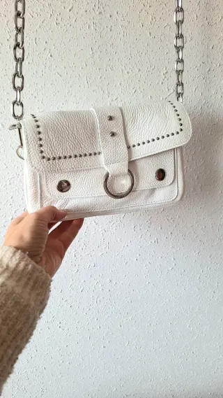 Bolso cartera polipiel blanco con tachuelas