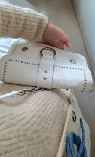 Bolso cartera polipiel blanco con tachuelas