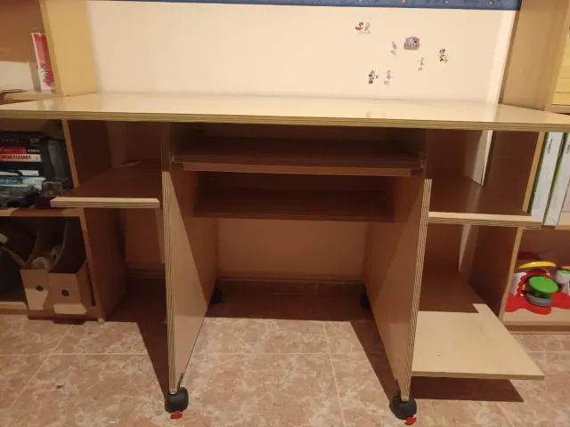MESA DE ESTUDIO EN PERFECTO ESTADO SIN NINGÚN ROCE