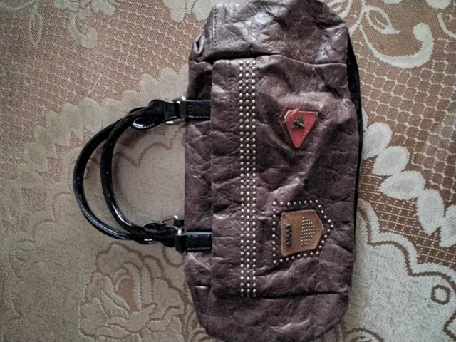 Bolso marrón con detalles plateados