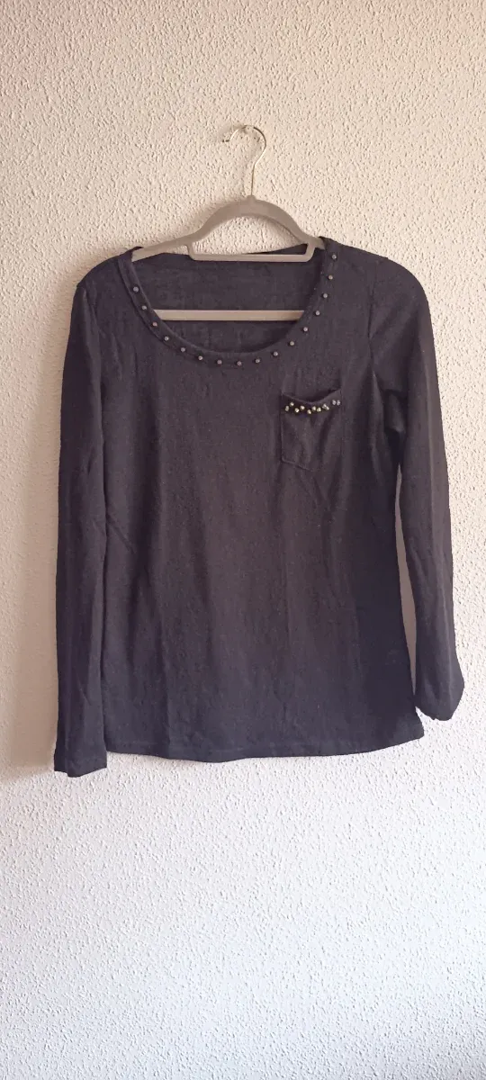 Camiseta negra con tachuelas