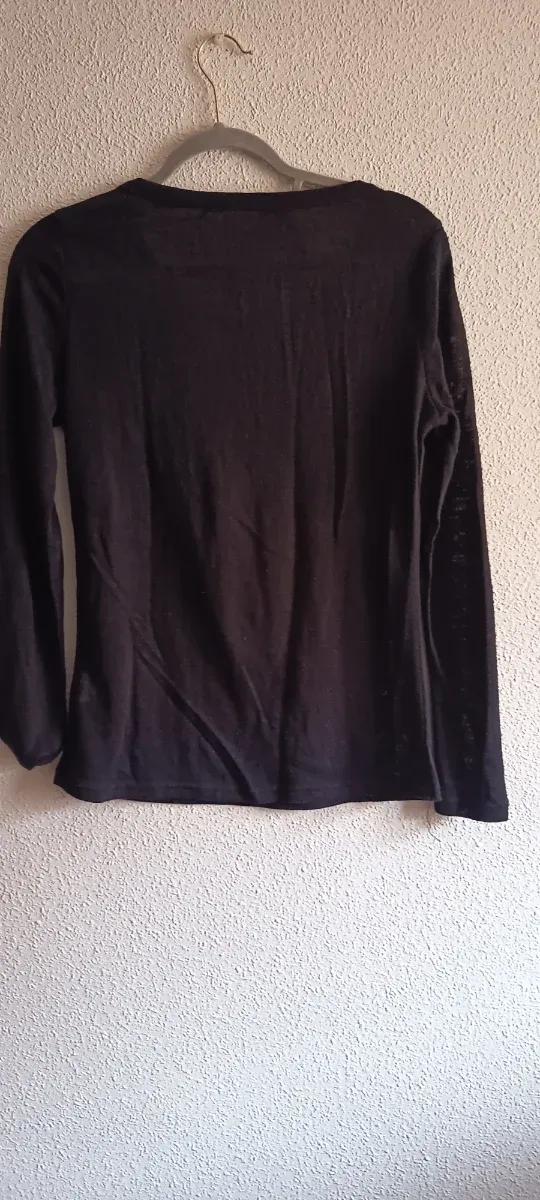 Camiseta negra con tachuelas