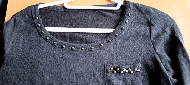 Camiseta negra con tachuelas