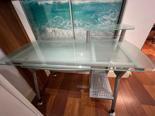 Mesa de estudio cristal y metal