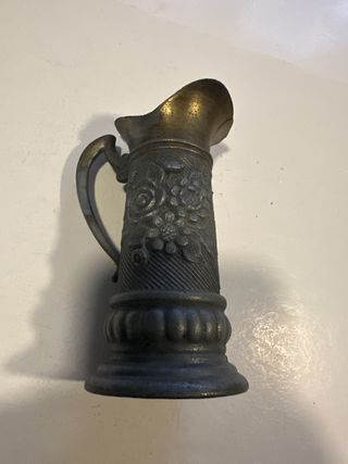 Jarra de metal decorada