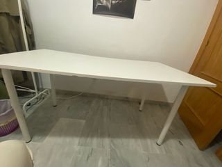 Escritorio blanco con tablero y patas.