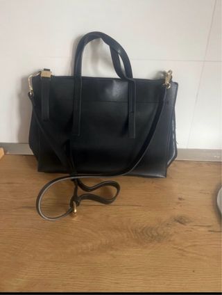 Bolso negro de mano y hombro