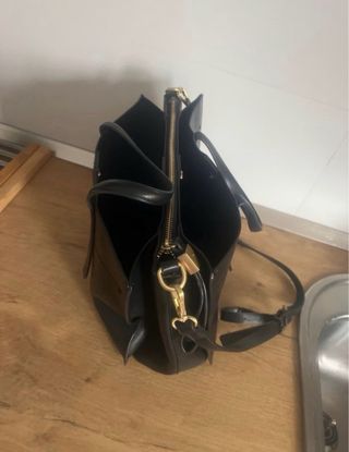 Bolso negro de mano y hombro