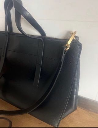 Bolso negro de mano y hombro