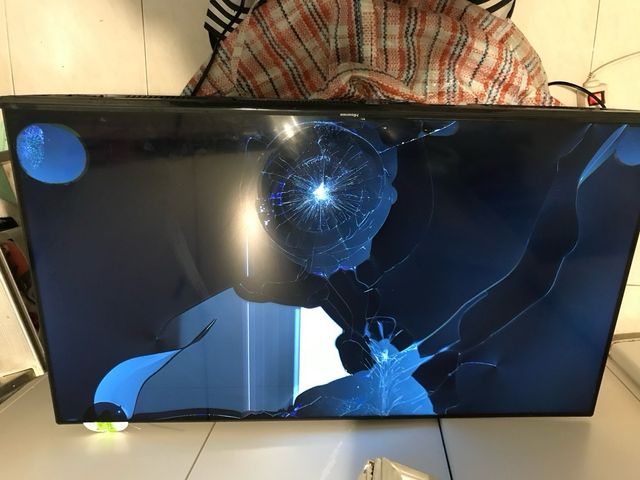 Televisor Negro pantalla rota