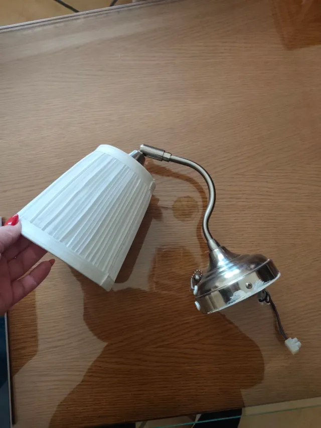 Aplique de pared plateado y blanco