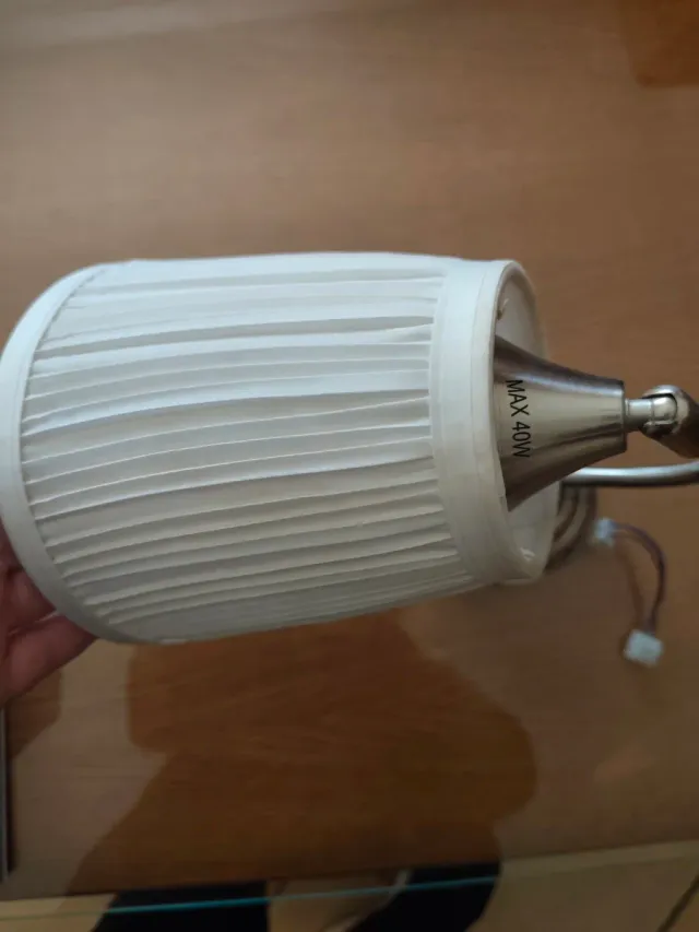 Aplique de pared plateado y blanco