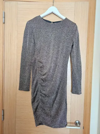 Vestido de fiesta dorado con drapeado