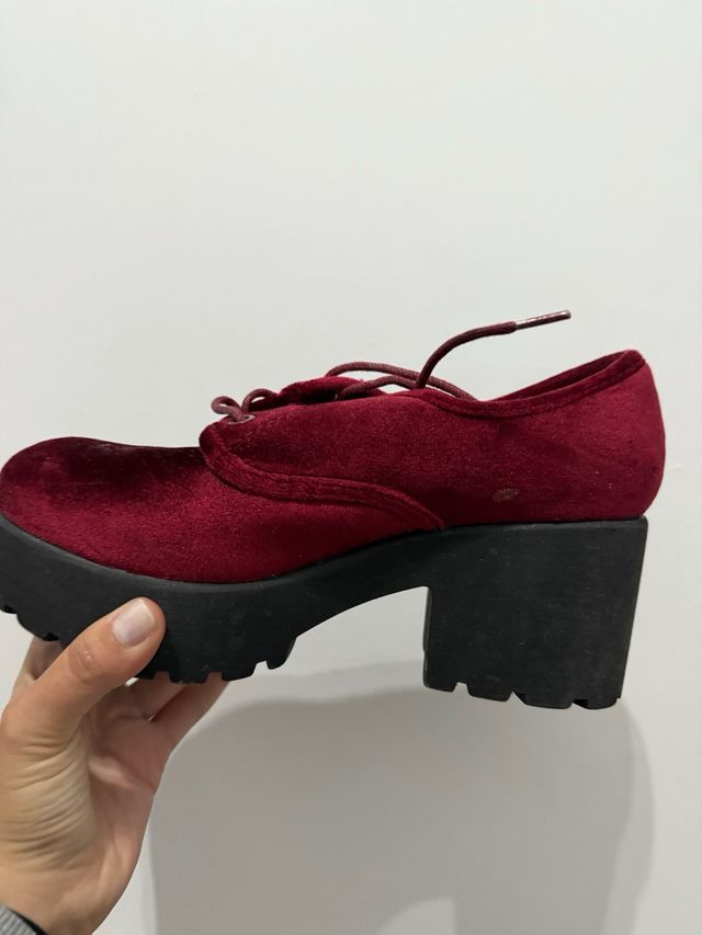 Zapatos de tacón rojos de plataforma