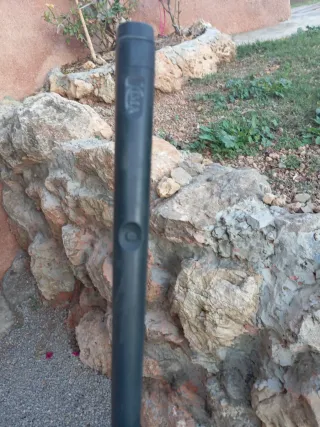 Palo de golf con etiqueta de advertencia