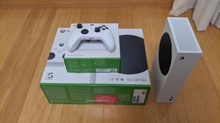 Xbox Series S Blanca + Xbox Game Pass Ultimate