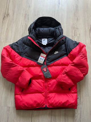 Plumas Nike Negro y Rojo