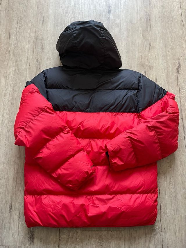 Plumas Nike Negro y Rojo