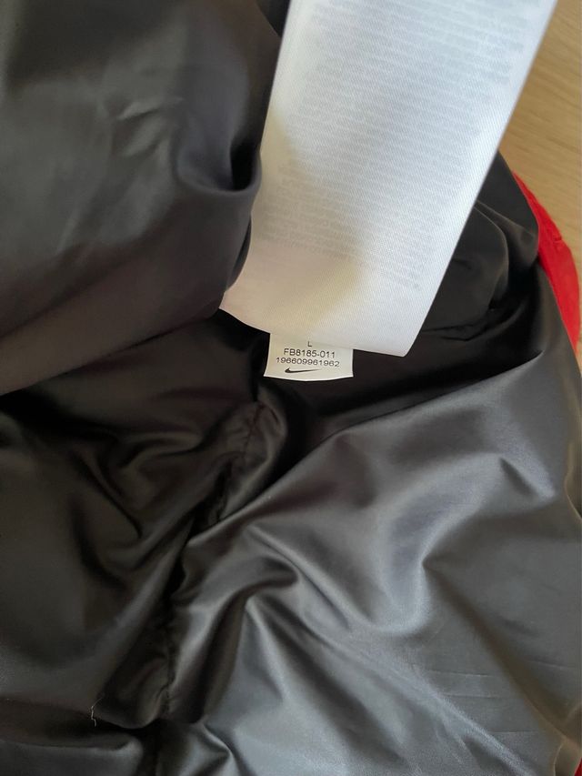 Plumas Nike Negro y Rojo