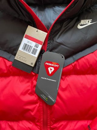 Plumas Nike Negro y Rojo