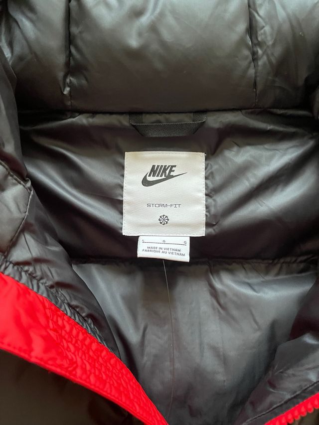 Plumas Nike Negro y Rojo