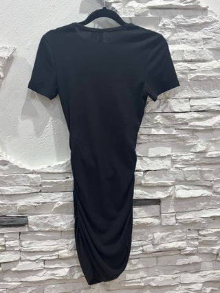 Vestido negro corto con aberturas