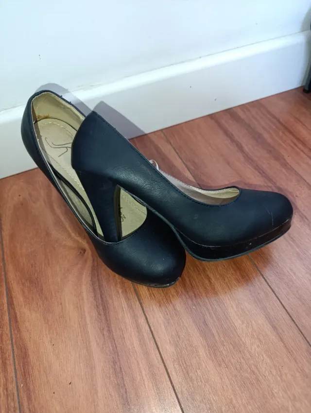 Zapatos de tacón negros, punta redonda.