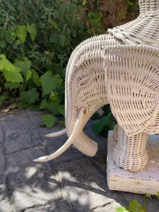 Elefante di vimini vintage laccato beige