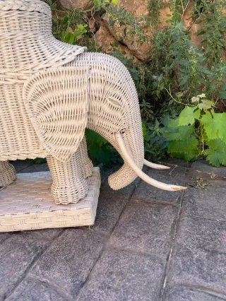 Elefante di vimini vintage laccato beige