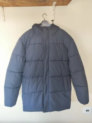 Abrigo largo impermeable negro.