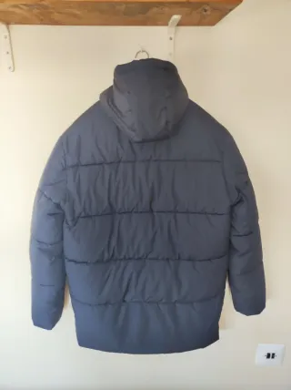 Abrigo largo impermeable negro.