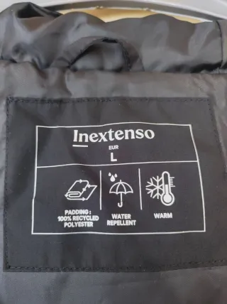 Abrigo largo impermeable negro.